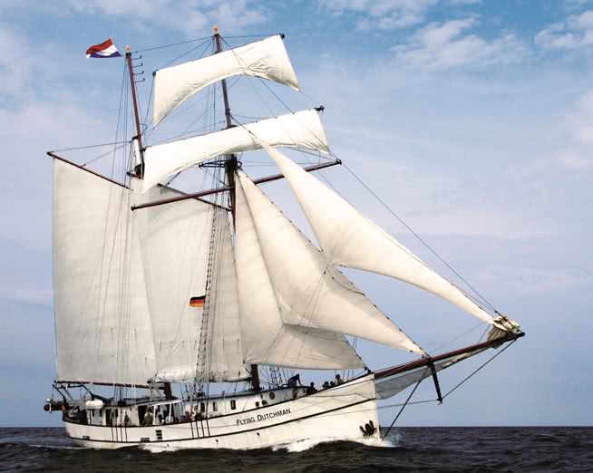 Großsegler Flying Dutchman unter vollen Segeln